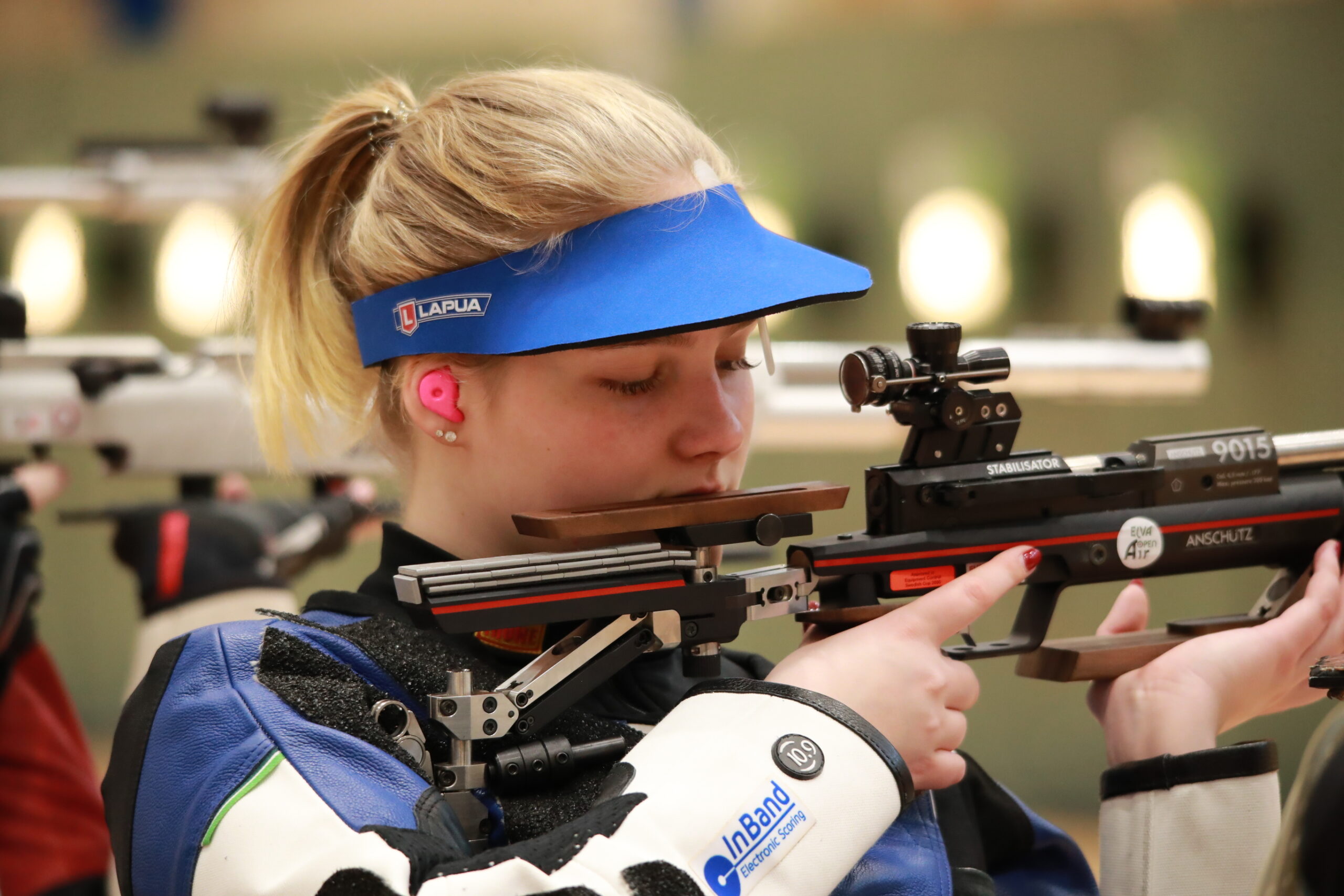 Alexandra står med geväret i handen redo att tävla